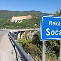 Mladoletnica je preživela skok v Sočo s 57 metrov visokega 
cestnega solkanskega mosta.