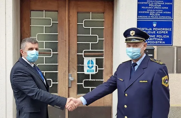 Sedem mesecev potem ko mu je v Kopru zaželel dobrodošlico pomočnik Igor Jadrič (desno), je Borisa Koraso (levo) doletela odpoved iz krivdnih 
razlogov, pa tudi sum, da je zagrešil  kaznivo dejanje.