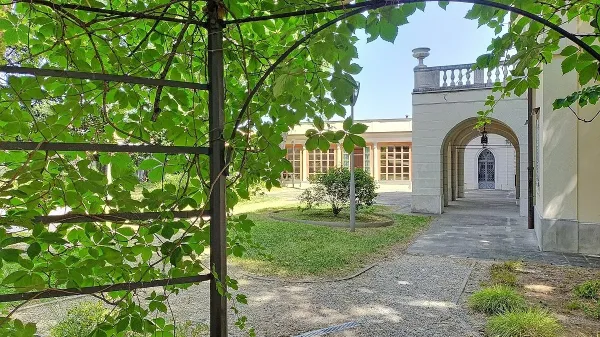 Vrt zgodovinske rezidence družine Sartorio v Trstu bo večkrat 
prizorišče poletnih ponovitev predstav Slovenskega stalnega 
gledališča.