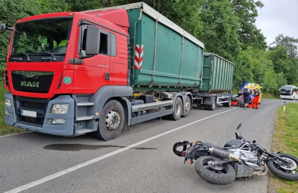 Hudo po&scaron;kodovano &scaron;vicarsko motoristko s helikopterjem odpeljali v bolni&scaron;nico