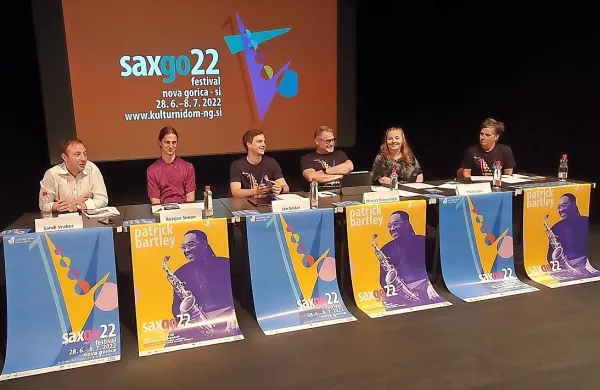 Kaj vse prinaša srečanje SAXGO22 so predstavili (z leve): ravnatelj  glasbene šole Sandi Vrabec, umetniški vodja srečanja za jazz saksofon in 
improvizacijo Boštjan Simon, umetniški vodja za klasični saksofon in član mednarodne žirije Jan Gričar, vodja mednarodnega tekmovanja 
Matjaž Drevenšek  in direktorica kulturnega doma Pavla Jarc. 

 