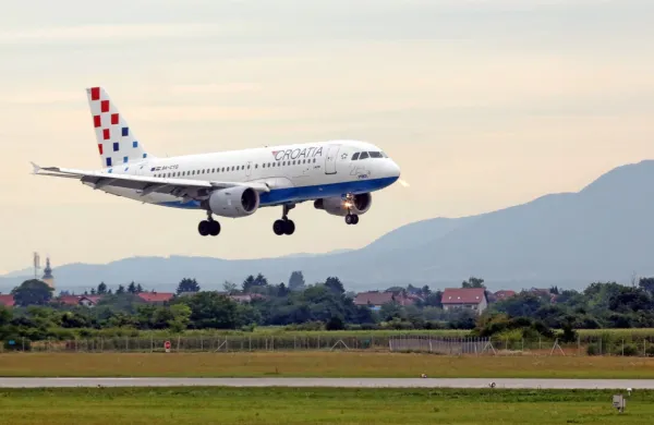 Na trupu letala družbe Croatia Airlines so odkrili poškodbe, ki bi 
jih lahko povzročilo strelno orožje.  Fotografija je simbolična.
