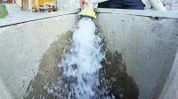 Gasilci v višje ležeče predele kanalske občine vodo dovažajo s cisternami, ki jo polnijo v dolini, zato je je tudi 
tam manj. Težave se pojavljajo tudi po Vipavski dolini.  