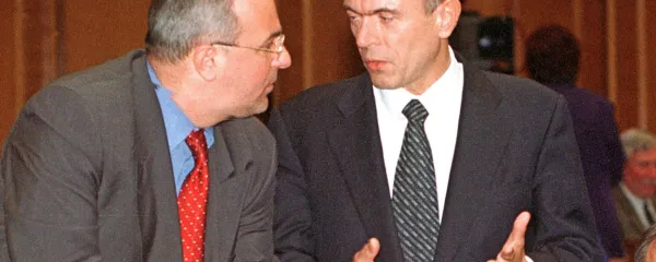 Borut Šuklje (levo)  je bil zaupnik in konec devetdesetih let  tudi eden  najtesnejših 
sodelavcev takratnega premierja, kasneje  predsednika republike Janez Drnovška.  
