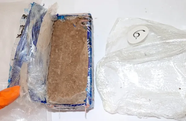 Koprski  kriminalisti so v času izvajanja kriminalistične preiskave 
zasegli osumljencem  skupno  402 gramov heroina, 2.080 gramov 
kokaina, 1.150 gramov konoplje,  500  gramov  hašiša,  35.000  evrov  
gotovine  in  več naprav za komuniciranje.