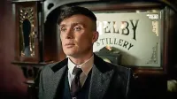 Cillian Murphy je izvrstno upodobil Thomasa Shelbyja, ki ga tarejo 
številni “demoni”, v zadnji sezoni pa se je vsaj rešil alkoholne 
omame.