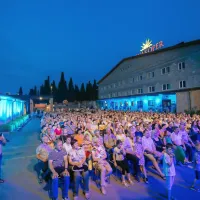 Občinstvo je do zadnjega kotička napolnilo prizorišče v atriju 
Vinakopra.