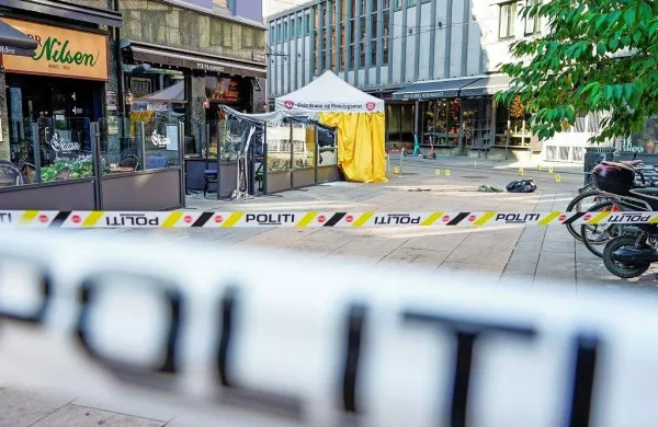 V strelskem napadu blizu središča Osla sta bili danes ubiti dve 
osebi, še 21 ljudi pa jih je bilo ranjenih.