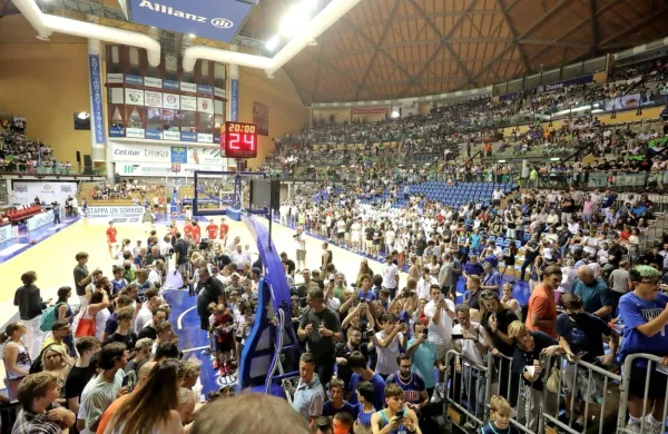 Košarkarski tekmo med Slovenijo in Italijo si je prišlo ogledat 6000 
gledalcev.
