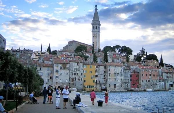 Cene v lokalih in na tržnicah na hrvaški obali (na fotografiji je 
Rovinj) razburjajo goste.