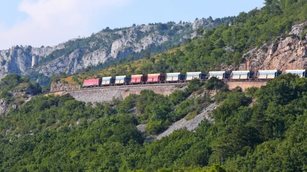 Okoliški prebivalci že nekaj časa zahtevajo, da se proga Dekani-Prešnica, ki poteka tudi tik pod Kraškim robom, ob odprtju 
drugega tira zapre. 
