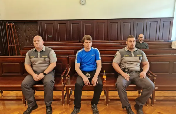 Matjaž Eržen (v sredini) je bil po ugotovitvah sodišča med 
kaznivimi dejanji neprišteven, zato mu je določilo obvezno 
psihiatrično zdravljenje v zavodu. 