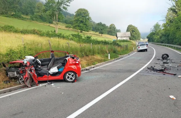 Gasilci   so   voznici   s  tehničnim   posegom  rešili   iz  avtomobilov.