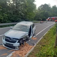 Voznici iz avtov re&scaron;ili gasilci