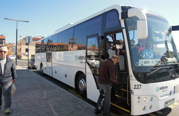 Vloge za pridobitev brezplačne vozovnice javnega potniškega 
prometa bo od julija  možno vložiti samo na prodajnih mestih 
izvajalcev.
