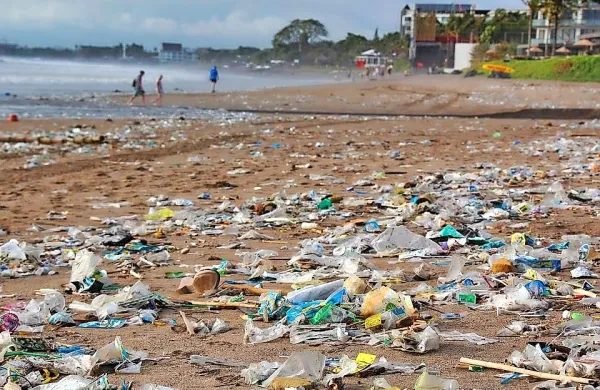 Zunaj EU  evropski preprodajalci ciljajo predvsem na jugovzhodno 
Azijo kot destinacijo za nedovoljene plastične odpadke ter Afriko, 
kamor odvažajo odsluženo električno in elektronsko opremo. 