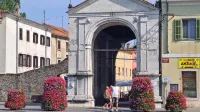   V občini so po opozorilih, da cvetlična korita zakrivajo pogled na 
zgodovinska vrata Muda, dve že  umaknili. 