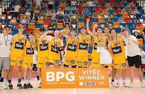Mladi košarkarji BC Koper, zmagovalci turnirja v Pragi.