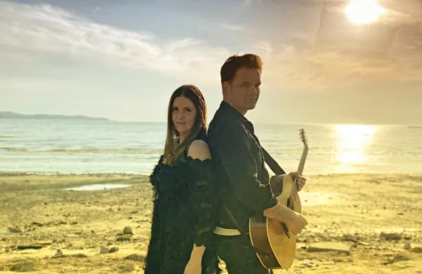 Za svoj duet sta Moya in Yan Baray posnela tudi videospot.