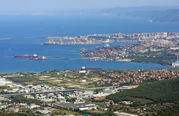 Kitajska družba Cosco Shipping je uvedla novo železniško povezavo med Trstom in Velenjem.