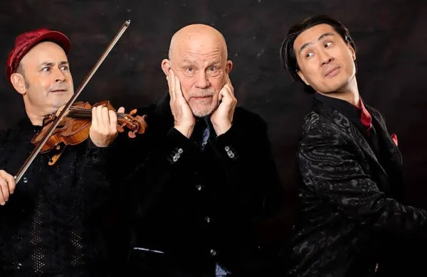 John Malkovich (v sredini) se po petih letih k nam vrača z duhovito predstavo Glasbeni kritik. 