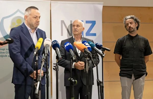 Zdravstveni minister Danijel Bešič Loredan, v. d. strokovnega 
direktorja NIJZ Ivan Eržen ter vodja centra za nalezljive bolezni pri 
NIJZ in vodja nove posvetovalne skupine za covid-19 Mario 
Fafangel so predstavili člane posvetovalne skupine za covid-19.  