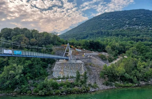 Napovedi, da bodo brv odprli konec junija, so se že izjalovile, zdaj računajo, da naj bi se ljudje po njej prvič sprehodili ali  zapeljali v 
avgustu. 
