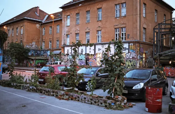 Nevladniki zaenkrat ostajajo v prostorih na Metelkovi 6. 