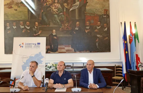 Danes so v Piranu trije istrski župani predstavili nov evropski 
projekt, ki predvideva uvedbo pilotne avtobusne linije za prevoz 
dnevnih migrantov na relaciji Umag-Buje-Plovanija-Kaldanija-Sečovlje-Lucija-Izola.