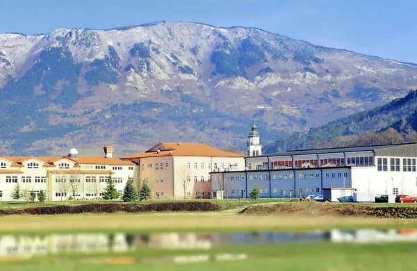 Donacija bo namenjena trenutnim potrebam šole, ohranjanju 
kakovosti pouka brez združevanja oddelkov, posodobitvi naravoslovnih laboratorijev in nakupu komunikacijske tehnologije.