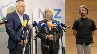 Minister za zdravje Danijel Bešič Loredan (levo) zagotavlja, da 
vlada ne bo sprejemala ukrepov mimo NIJZ. Ob njem sta Ivan 
Eržen in Mario Fafangel. 
