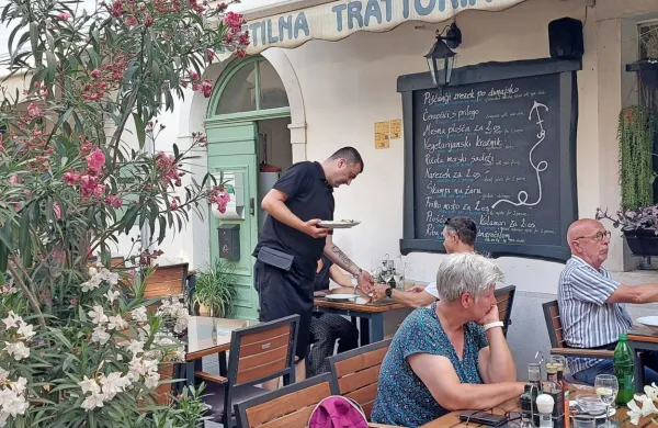 Mnogi so nove bone porabili v restavracijah, v gostilni Park v 
Piranu imajo vsak dan vsaj za eno ali dve mizi gostov, ki plačajo z 
boni. 