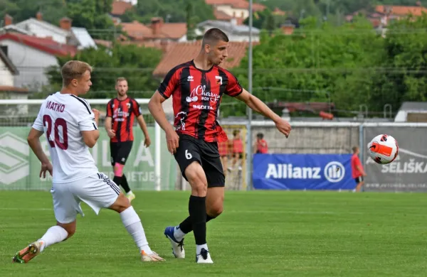  Adrian Zeljković (desno) je podaljšal pogodbo z moštvom CB24 
Tabor Sežana.