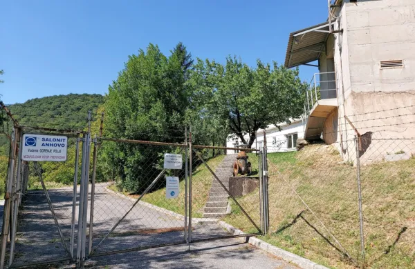 V posodobitev vodarne Močila je Salonit vložil milijon evrov, zdaj naj bi jo 
prenesel na občino. Del prebivalcev vseeno stavi na priklop na Mrzlek. 
