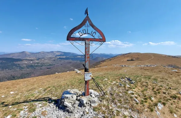 Protestni shod proti vetrnicam na Goliču