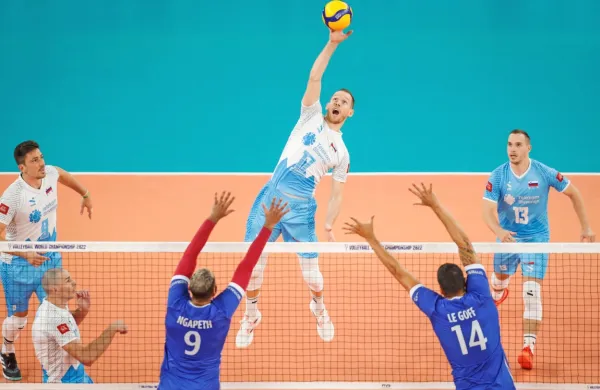 Novogoričan Dejan Vinčić (levo), kapetan Tine Urnaut (v napadu) 
in Kanalec Jani Kovačič (desno) so se skupaj s soigralci štiri nize 
enakovredno kosali z olimpijskimi prvaki Francozi.