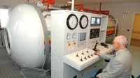 



V hiperbarični komori katinarske bolnišnice so v nedeljo zdravili tudi koprska gasilca potapljača.





