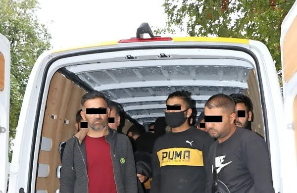 Ljubljanski   kriminalisti   so   ugotovili, da  je   četverica,  ki je  končala    
v  priporu,  služila  s  prevozi   prebežnikov  iz  Afganistana,  Bangladeša   
in  Indije  (fotografija je  simbolična).