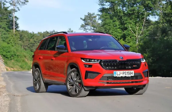 Časi se spreminjajo in tako se spreminja tudi domet oznake RS pri 
škodah. Kodiaq, ki ima poleg octavie in enyaqa coupe oznako RS, 
zdaj v prenovljeni izdaji ponuja le eno pogonsko enoto.