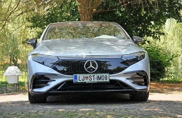 Mercedes je v Slovenijo poslal prve primerke dveh novih članov 
električne družine EQ. Za enega v letošnjem letu ni več prostih 
kapacitet v tovarni.