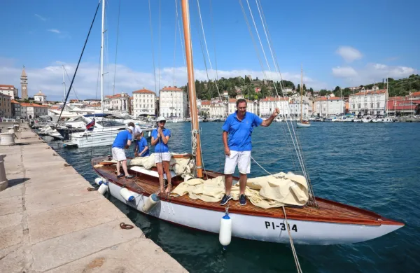 Galeb (v ospredju direktor piranskega muzeja Franco Juri) je 
včeraj pristal v Piranu.