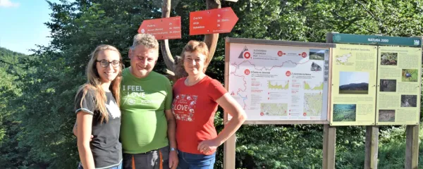 Anita, Ivan in Ančka Sajovic (z leve) skrbijo za goste v Pirnatovi 
koči na Javorniku.