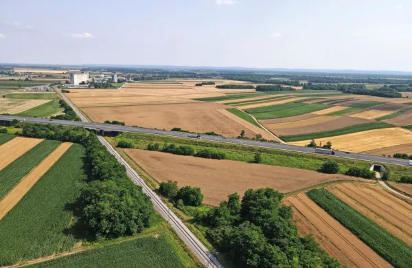 Pri prostorski ureditvi območja bi bila lahko težava, da gre za 
kmetijska zemljišča prve kategorije, saj sprememba namembnosti 
v zazidljiva zemljišča ni tako preprosta.