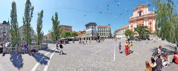 Prešernov trg s Tromostovjem je fotogenično središče “turistične” 
Ljubljane.