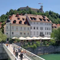 Nezgrešljivi ljubljanski grad je dosegljiv tudi z vzpenjačo.