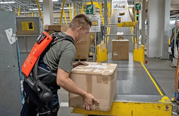 Eksoskelet za zdaj uporabljajo štirje zaposleni v ljubljanskem 
poštnem logističnem centru. 