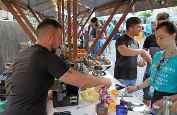 V Dutovljah se danes začenja dvodnevni festival Gin & Brin, ki ga 
že šesto leto zapored pripravijo ljubitelji gina in brinjevca iz 
društva Na placu. 