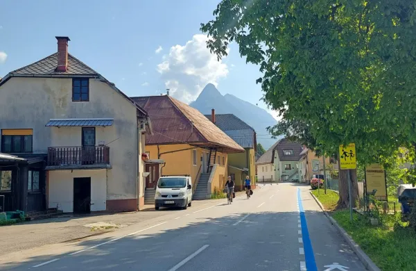 Pas za pešce je že zarisan, prav tako je treba po novem po Bovcu 
voziti 30 kilometrov na uro ali manj.