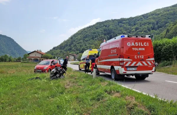 Voznik spregledal motorista, ki je že prehiteval