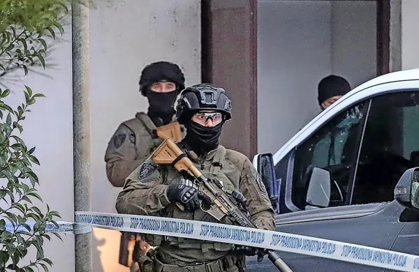 Pri  aretaciji  črnogorskega  državljana  so   sodelovali  tudi   policijski  
specialci. Foto: Tomaž Primožic/FPA